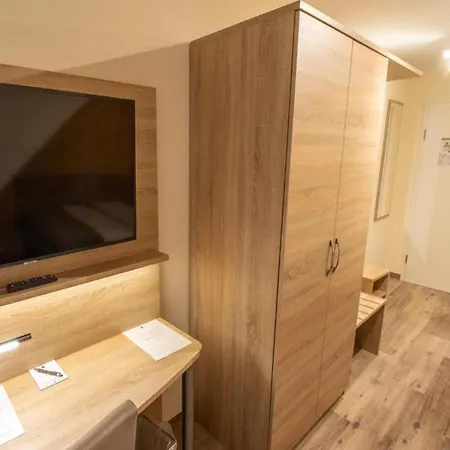 Uno Am Spieker Fallersleben Hotel 3*