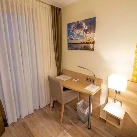 Fallersleben By Belvilla Hotel 3*
